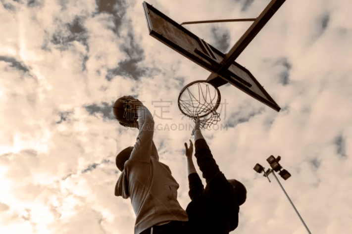 NBA｜近2季总冠军正面对决 绿衫军惊险砸金块