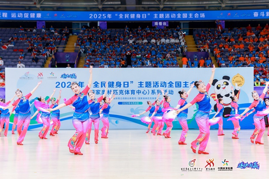 埃基蒂克助攻涉手球争议，主裁观看VAR核查